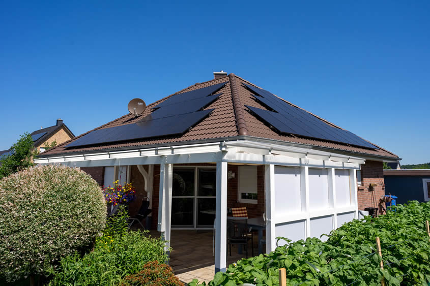 Photovoltaikanlage - Tespe | PV-Anlage 9,92 kWp mit 32 JASolar-Modulen auf Einfamilienhaus, KOSTAL Hybrid -Wechselrichter und BYD-Batteriespeicher HVS 7.7 Photovoltaikanlage - Tespe | PV-Anlage 9,92 kWp mit 32 JASolar-Modulen auf Einfamilienhaus, KOSTAL Hybrid -Wechselrichter und BYD-Batteriespeicher HVS 7.7