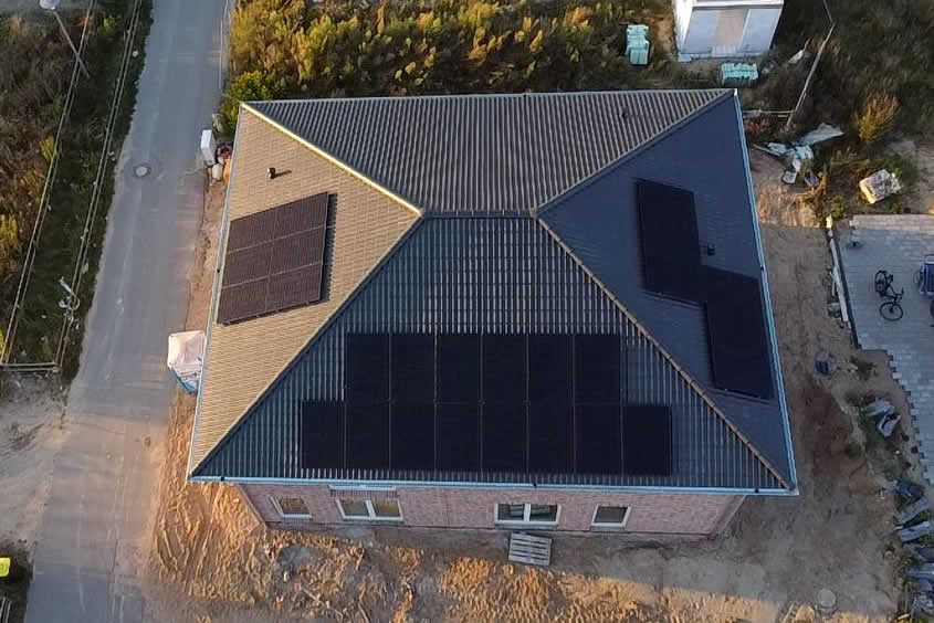 Photovoltaik-Anlage - Geesthacht | PV-Anlage 11,05 kWp mit 26 Solarfabrik Glas/Glas-Modulen auf EFH-Neubau mit E3/DC-Hauskraftwerk und Stromspeicher 11,2 kWh Photovoltaik-Anlage - Geesthacht | PV-Anlage 11,05 kWp mit 26 Solarfabrik Glas/Glas-Modulen auf EFH-Neubau mit E3/DC-Hauskraftwerk und Stromspeicher 11,2 kWh