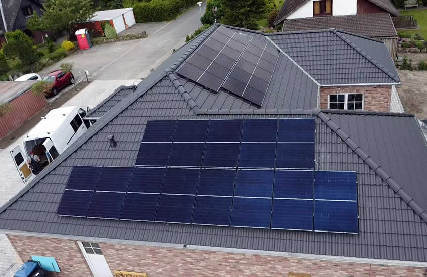 Photovoltaik-Anlage - Scharnebeck | PV- Anlage 10,25 kWp mit LUXOR Glas/Glas-Modulen auf EFH und E3/C-Hauskraftwerk X14 Photovoltaik-Anlage - Scharnebeck | PV- Anlage 10,25 kWp mit LUXOR Glas/Glas-Modulen auf EFH und E3/C-Hauskraftwerk X14