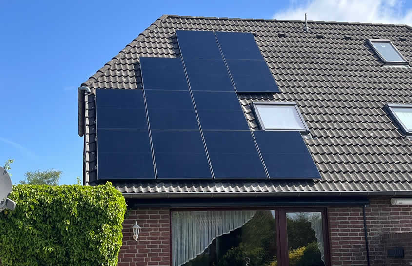 Photovoltaik-Anlage Tespe | PV-Anlage 5,1 kWp mit 12 LONGi Glas/Glas-Modulen auf Doppelhaushälfte mit KOSTAL/BYD-Energiespeichersystem Photovoltaik-Anlage Tespe | PV-Anlage 5,1 kWp mit 12 LONGi Glas/Glas-Modulen auf Doppelhaushälfte mit KOSTAL/BYD-Energiespeichersystem