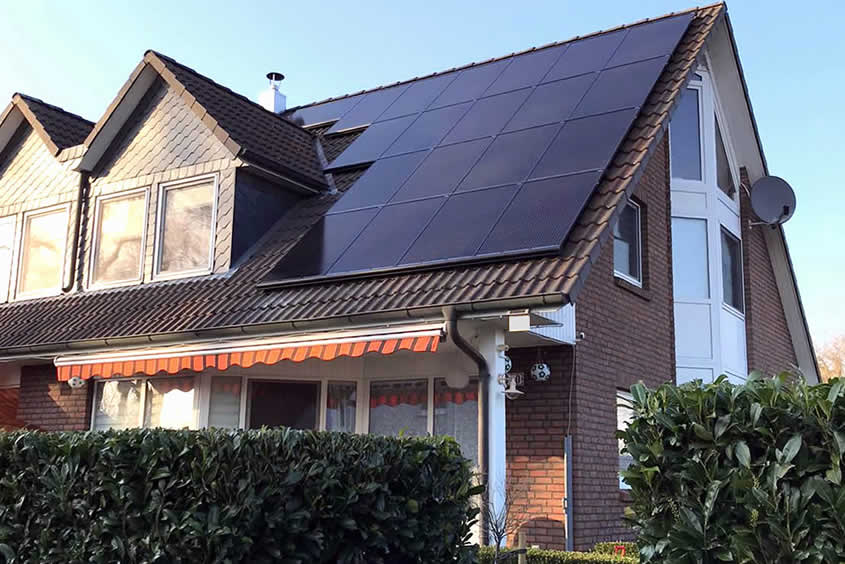 Photovoltaikanlage - Winsen-Rottorf | PV-Anlage 6,2 kWp mit JA Solar Modulen und SEN Montagesystem in schwarz auf Doppelhaushälfte Photovoltaikanlage - Winsen-Rottorf | PV-Anlage 6,2 kWp mit JA Solar Modulen und SEN Montagesystem in schwarz auf Doppelhaushälfte